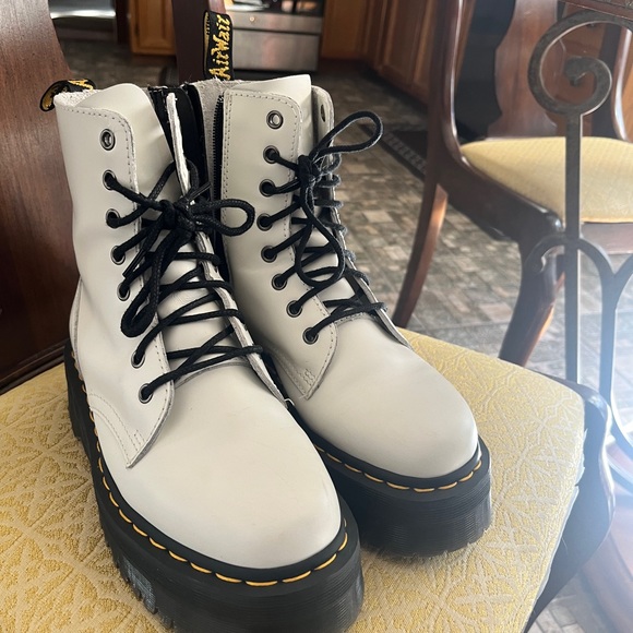 White Dr. Martens Jadon Platform 8 Eye Boot, size 7 - Picture 3 of 3